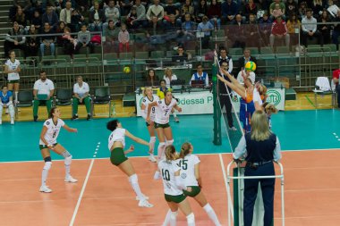 Odessa, Güney, Ukrayna - 15 Ekim 2019. Avrupa Kadınlar Voleybol Şampiyonası. Voleybol sahası, maç beklentisiyle hazırlandı. Cev Şampiyonlar Ligi Volesi 2020