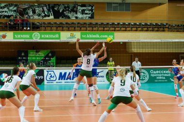 Odessa, Güney, Ukrayna - 15 Ekim 2019. Avrupa Kadınlar Voleybol Şampiyonası. Voleybol sahası, maç beklentisiyle hazırlandı. Cev Şampiyonlar Ligi Volesi 2020