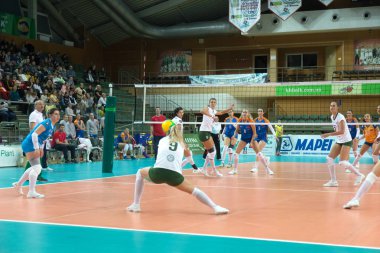 Odessa, Güney, Ukrayna - 15 Ekim 2019. Avrupa Kadınlar Voleybol Şampiyonası. Voleybol sahası, maç beklentisiyle hazırlandı. Cev Şampiyonlar Ligi Volesi 2020