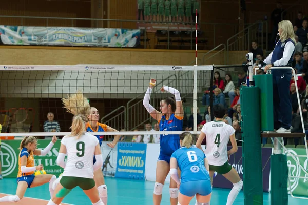 Odessa, Güney, Ukrayna - 15 Ekim 2019. Avrupa Kadınlar Voleybol Şampiyonası. Voleybol sahası, maç beklentisiyle hazırlandı. Cev Şampiyonlar Ligi Volesi 2020