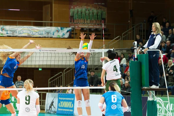 Odessa, Güney, Ukrayna - 15 Ekim 2019. Avrupa Kadınlar Voleybol Şampiyonası. Voleybol sahası, maç beklentisiyle hazırlandı. Cev Şampiyonlar Ligi Volesi 2020