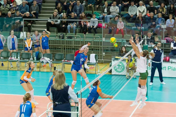 Odessa, Güney, Ukrayna - 15 Ekim 2019. Avrupa Kadınlar Voleybol Şampiyonası. Voleybol sahası, maç beklentisiyle hazırlandı. Cev Şampiyonlar Ligi Volesi 2020