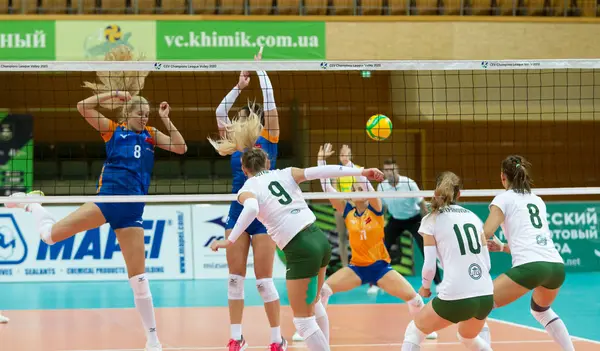Odessa, Güney, Ukrayna - 15 Ekim 2019. Avrupa Kadınlar Voleybol Şampiyonası. Voleybol sahası, maç beklentisiyle hazırlandı. Cev Şampiyonlar Ligi Volesi 2020