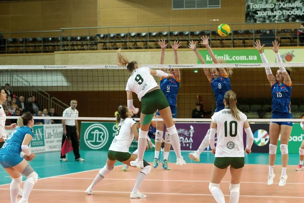 Odessa, Güney, Ukrayna - 15 Ekim 2019. Avrupa Kadınlar Voleybol Şampiyonası. Voleybol sahası, maç beklentisiyle hazırlandı. Cev Şampiyonlar Ligi Volesi 2020
