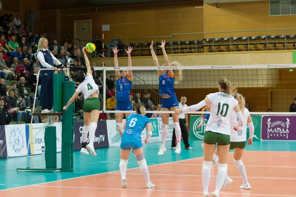 Odessa, Güney, Ukrayna - 15 Ekim 2019. Avrupa Kadınlar Voleybol Şampiyonası. Voleybol sahası, maç beklentisiyle hazırlandı. Cev Şampiyonlar Ligi Volesi 2020