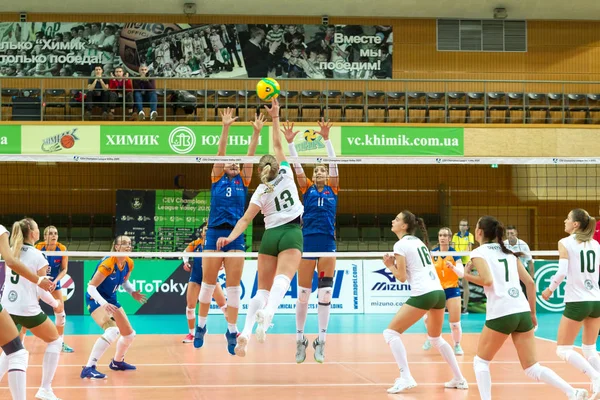 Odessa, Güney, Ukrayna - 15 Ekim 2019. Avrupa Kadınlar Voleybol Şampiyonası. Voleybol sahası, maç beklentisiyle hazırlandı. Cev Şampiyonlar Ligi Volesi 2020