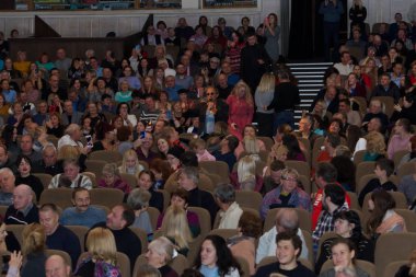 Odessa, Ukrayna - 1 Kasım 2019: Adriano Celentano 'nun konser performansı. Müzik grubu Adolfo Sebastiani 'nin solisti ünlü şarkıcı Celentano. Haraç Şovu Celentano. İtalyan pop efsanesi