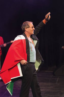Odessa, Ukrayna - 1 Kasım 2019: Adriano Celentano 'nun konser performansı. Müzik grubu Adolfo Sebastiani 'nin solisti ünlü şarkıcı Celentano. Haraç Şovu Celentano. İtalyan pop efsanesi