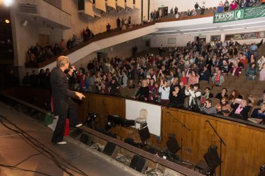 Odessa, Ukrayna - 1 Kasım 2019: Adriano Celentano 'nun konser performansı. Müzik grubu Adolfo Sebastiani 'nin solisti ünlü şarkıcı Celentano. Haraç Şovu Celentano. İtalyan pop efsanesi