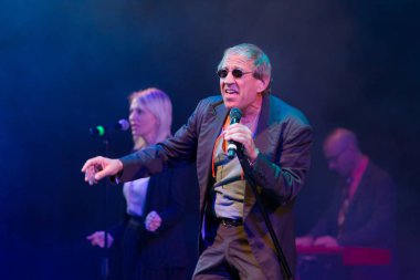 Odessa, Ukrayna - 1 Kasım 2019: Adriano Celentano 'nun konser performansı. Müzik grubu Adolfo Sebastiani 'nin solisti ünlü şarkıcı Celentano. Haraç Şovu Celentano. İtalyan pop efsanesi