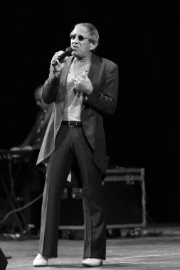 Odessa, Ukrayna - 1 Kasım 2019: Adriano Celentano 'nun konser performansı. Müzik grubu Adolfo Sebastiani 'nin solisti ünlü şarkıcı Celentano. Haraç Şovu Celentano. İtalyan pop efsanesi
