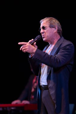 Odessa, Ukrayna - 1 Kasım 2019: Adriano Celentano 'nun konser performansı. Müzik grubu Adolfo Sebastiani 'nin solisti ünlü şarkıcı Celentano. Haraç Şovu Celentano. İtalyan pop efsanesi