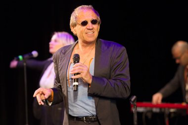 Odessa, Ukrayna - 1 Kasım 2019: Adriano Celentano 'nun konser performansı. Müzik grubu Adolfo Sebastiani 'nin solisti ünlü şarkıcı Celentano. Haraç Şovu Celentano. İtalyan pop efsanesi