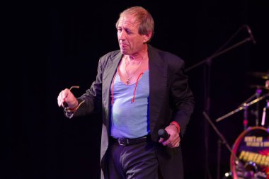 Odessa, Ukrayna - 1 Kasım 2019: Adriano Celentano 'nun konser performansı. Müzik grubu Adolfo Sebastiani 'nin solisti ünlü şarkıcı Celentano. Haraç Şovu Celentano. İtalyan pop efsanesi