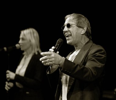 Odessa, Ukrayna - 1 Kasım 2019: Adriano Celentano 'nun konser performansı. Müzik grubu Adolfo Sebastiani 'nin solisti ünlü şarkıcı Celentano. Haraç Şovu Celentano. İtalyan pop efsanesi