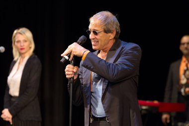 Odessa, Ukrayna - 1 Kasım 2019: Adriano Celentano 'nun konser performansı. Müzik grubu Adolfo Sebastiani 'nin solisti ünlü şarkıcı Celentano. Haraç Şovu Celentano. İtalyan pop efsanesi