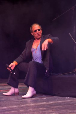 Odessa, Ukrayna - 1 Kasım 2019: Adriano Celentano 'nun konser performansı. Müzik grubu Adolfo Sebastiani 'nin solisti ünlü şarkıcı Celentano. Haraç Şovu Celentano. İtalyan pop efsanesi
