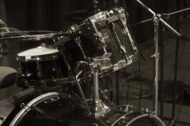 Müzikal arka plan. Sahnede büyük bir davul. Drum konseri sahne aydınlatması ayarlandı. Canlı müzik. Sahnede bir konser ve orkestra. Festival ve gösteri