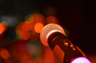 Sahne mikrofonu koridorun önünde. Sahnede performans. Konser salonu veya konferans salonundaki mikrofonu kapat.