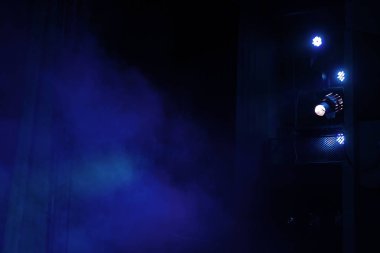 Sahne ışıkları. Gösterinin arka planı. Aydınlık spot ışıkları karanlıkta. Tiyatro sahnesinin içi projektöre aydınlatılmıştır. Konser sırasında sahne ışıkları ve sahne dumanı