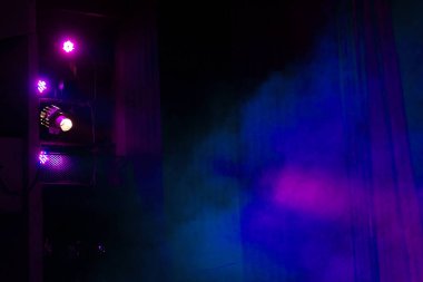 Sahne ışıkları. Gösterinin arka planı. Aydınlık spot ışıkları karanlıkta. Tiyatro sahnesinin içi projektöre aydınlatılmıştır. Konser sırasında sahne ışıkları ve sahne dumanı