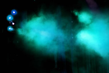 Sahne ışıkları. Gösterinin arka planı. Aydınlık spot ışıkları karanlıkta. Tiyatro sahnesinin içi projektöre aydınlatılmıştır. Konser sırasında sahne ışıkları ve sahne dumanı