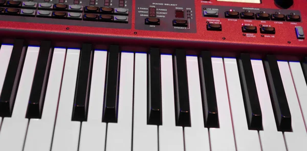 Två Oktaver Elektronisk Musikalisk Keyboard Synthesizer Närbild — Stockfoto