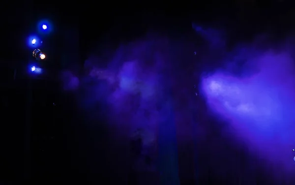 舞台上的灯 背景在节目中 黑暗中的聚光灯 剧场的内部是向放映机照明的 音乐会期间的舞台灯光和舞台烟雾 — 图库照片
