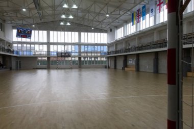 Odessa, Ukrayna - 11 Ekim 2019: Tanımlanamayan yerel takım oyuncuları parke zeminde kapalı alanda futbol oynuyorlar. Kapalı salonda, kapalı alanda oynanan futbol maçının doğru anı.