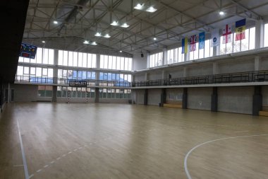 Odessa, Ukrayna - 11 Ekim 2019: Tanımlanamayan yerel takım oyuncuları parke zeminde kapalı alanda futbol oynuyorlar. Kapalı salonda, kapalı alanda oynanan futbol maçının doğru anı.