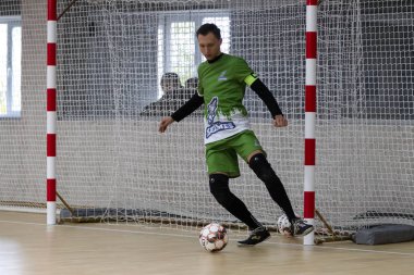 Odessa, Ukrayna - 11 Ekim 2019: Tanımlanamayan yerel takım oyuncuları parke zeminde kapalı alanda futbol oynuyorlar. Kapalı salonda, kapalı alanda oynanan futbol maçının doğru anı.