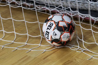 Odessa, Ukrayna - 11 Ekim 2019: Tanımlanamayan yerel takım oyuncuları parke zeminde kapalı alanda futbol oynuyorlar. Kapalı salonda, kapalı alanda oynanan futbol maçının doğru anı.