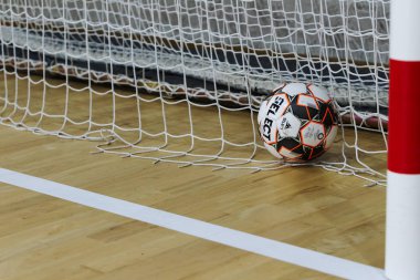 Odessa, Ukrayna - 11 Ekim 2019: Tanımlanamayan yerel takım oyuncuları parke zeminde kapalı alanda futbol oynuyorlar. Kapalı salonda, kapalı alanda oynanan futbol maçının doğru anı.
