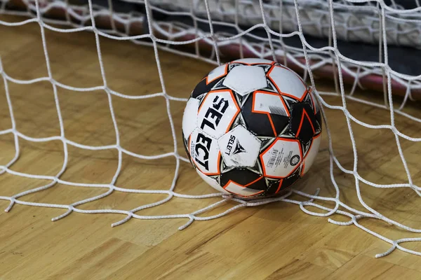 Odessa, Ukrayna - 11 Ekim 2019: Tanımlanamayan yerel takım oyuncuları parke zeminde kapalı alanda futbol oynuyorlar. Kapalı salonda, kapalı alanda oynanan futbol maçının doğru anı.