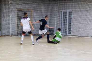 Odessa, Ukrayna - 11 Ekim 2019: Tanımlanamayan yerel takım oyuncuları parke zeminde kapalı alanda futbol oynuyorlar. Kapalı salonda, kapalı alanda oynanan futbol maçının doğru anı.