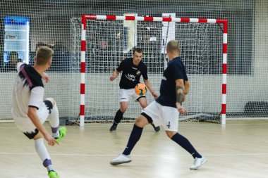 Odessa, Ukrayna - 11 Ekim 2019: Tanımlanamayan yerel takım oyuncuları parke zeminde kapalı alanda futbol oynuyorlar. Kapalı salonda, kapalı alanda oynanan futbol maçının doğru anı.