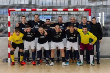 Odessa, Ukrayna - 11 Ekim 2019: Tanımlanamayan yerel takım oyuncuları parke zeminde kapalı alanda futbol oynuyorlar. Kapalı salonda, kapalı alanda oynanan futbol maçının doğru anı.