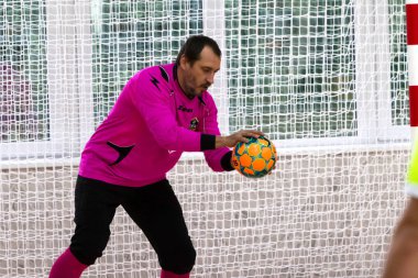 Odessa, Ukrayna - 11 Ekim 2019: Tanımlanamayan yerel takım oyuncuları parke zeminde kapalı alanda futbol oynuyorlar. Kapalı salonda, kapalı alanda oynanan futbol maçının doğru anı.