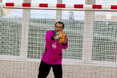 Odessa, Ukrayna - 11 Ekim 2019: Tanımlanamayan yerel takım oyuncuları parke zeminde kapalı alanda futbol oynuyorlar. Kapalı salonda, kapalı alanda oynanan futbol maçının doğru anı.