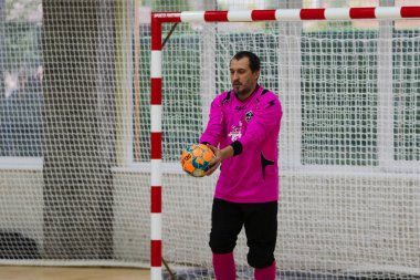 Odessa, Ukrayna - 11 Ekim 2019: Tanımlanamayan yerel takım oyuncuları parke zeminde kapalı alanda futbol oynuyorlar. Kapalı salonda, kapalı alanda oynanan futbol maçının doğru anı.