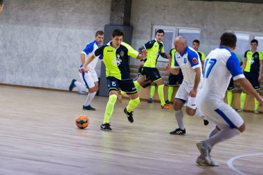 Odessa, Ukrayna - 11 Ekim 2019: Tanımlanamayan yerel takım oyuncuları parke zeminde kapalı alanda futbol oynuyorlar. Kapalı salonda, kapalı alanda oynanan futbol maçının doğru anı.