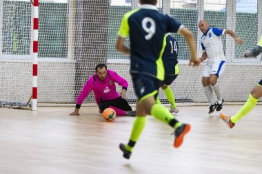 Odessa, Ukrayna - 11 Ekim 2019: Tanımlanamayan yerel takım oyuncuları parke zeminde kapalı alanda futbol oynuyorlar. Kapalı salonda, kapalı alanda oynanan futbol maçının doğru anı.