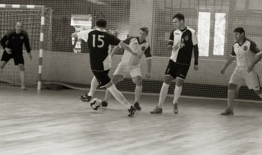 Odessa, Ukrayna - 11 Ekim 2019: Tanımlanamayan yerel takım oyuncuları parke zeminde kapalı alanda futbol oynuyorlar. Kapalı salonda, kapalı alanda oynanan futbol maçının doğru anı.