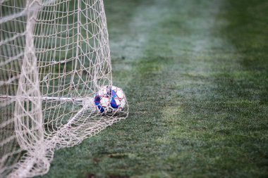 Odessa, Ukrayna - 2019 yılı: Yerel bir futbol takımının kalecisi, kötü bir futbol sahasında bölgesel bir derbi şampiyonasında oynarken kurtarıyor. Futbol golü, gol kalesi