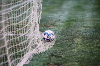 Odessa, Ukrayna - 2019 yılı: Yerel bir futbol takımının kalecisi, kötü bir futbol sahasında bölgesel bir derbi şampiyonasında oynarken kurtarıyor. Futbol golü, gol kalesi