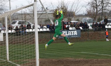 Odessa, Ukrayna - 2019 yılı: Yerel bir futbol takımının kalecisi, kötü bir futbol sahasında bölgesel bir derbi şampiyonasında oynarken kurtarıyor. Futbol golü, gol kalesi