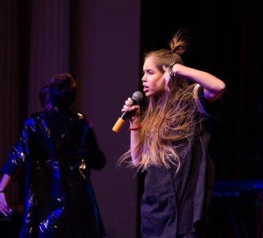Odessa, Ukrayna 1 Ocak 2017: Açık Kız, bir çocuk müzik grubu, sahnede şarkı söyler ve dans eder. Duygusal çocuk sahne şovu. Genç kızlar bir moda tiyatrosunda şarkı söylerler.
