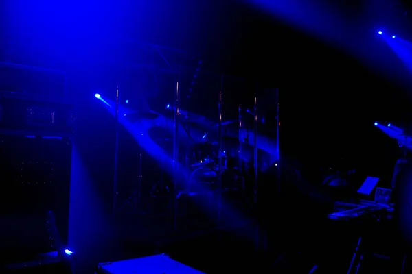 戏剧舞台摇滚音乐会 探照灯 音乐会的抽象背景 舞台上的灯光和音乐伴奏 黑暗的背景 聚光灯 熊熊烈火 — 图库照片