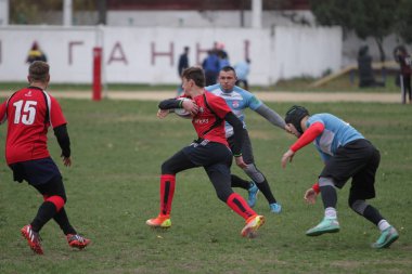 Odessa, Ukrayna 24 Kasım 2019: Rugby Derbisi turnuvasında yerel ragbi kulüpleri yeşil donanımsız sahada şiddetli bir kavgaya tutuştu. Rugby atletlerinin stadyum açıklamalarında şiddetli çatışmalar yaşandı. Savaş