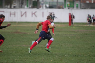 Odessa, Ukrayna 24 Kasım 2019: Rugby Derbisi turnuvasında yerel ragbi kulüpleri yeşil donanımsız sahada şiddetli bir kavgaya tutuştu. Rugby atletlerinin stadyum açıklamalarında şiddetli çatışmalar yaşandı. Savaş